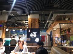大堂-洪氏嗨捞·广东猪肚鸡·椰子鸡火锅(西咸万象城店)