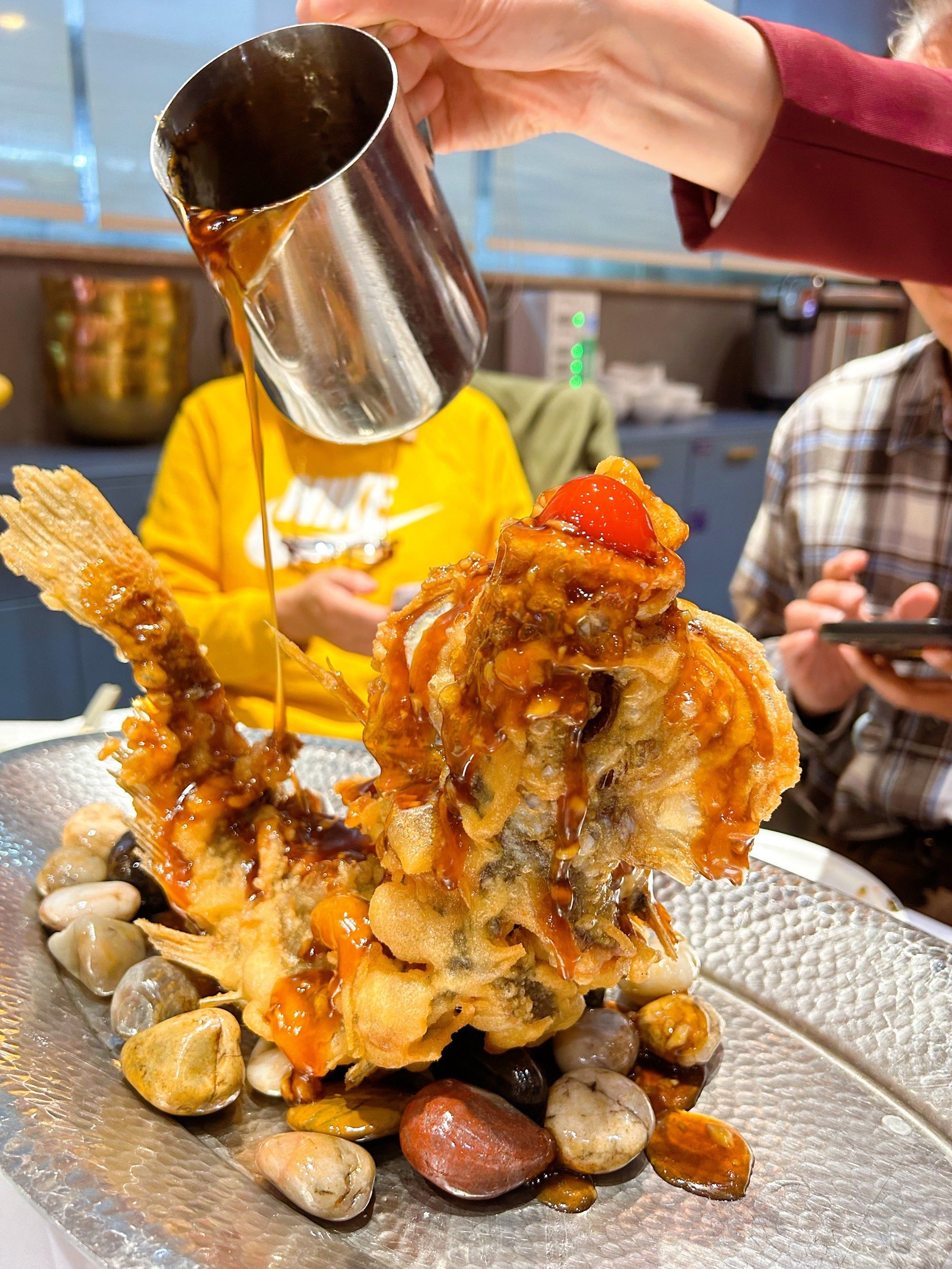 很多技艺做法都是非遗传承,推荐糖醋脆皮黄河大鲤鱼,现场浇汁,仪式感