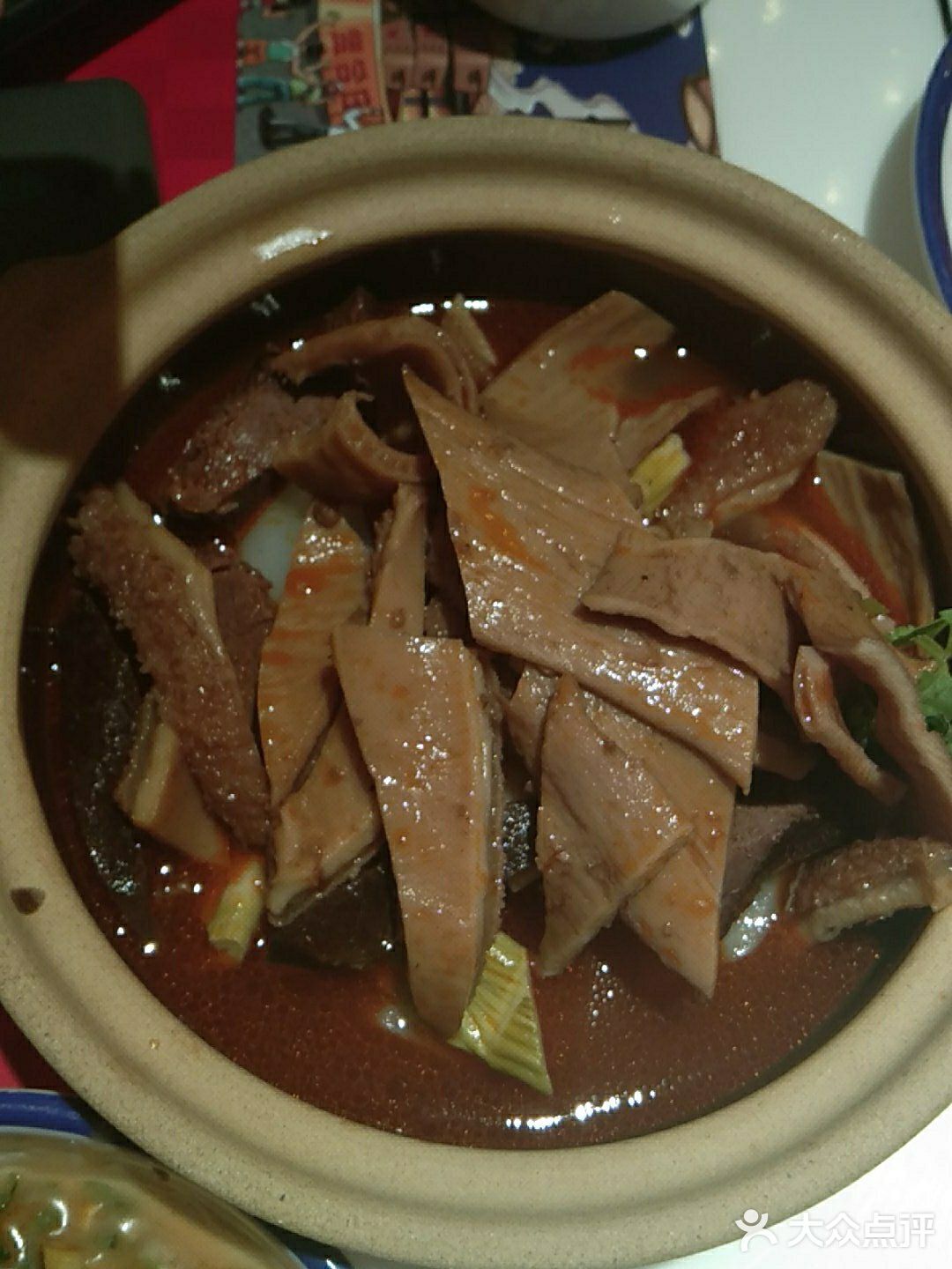 新鲜的脆毛肚，血红的鸭血，趴在沙冰上的鸭肠