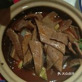 新鲜的脆毛肚，血红的鸭血，趴在沙冰上的鸭肠