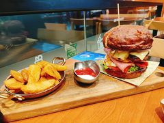 双蛋指椒牛肉汉堡-魏斯理汉堡(西安沣东吾悦店)