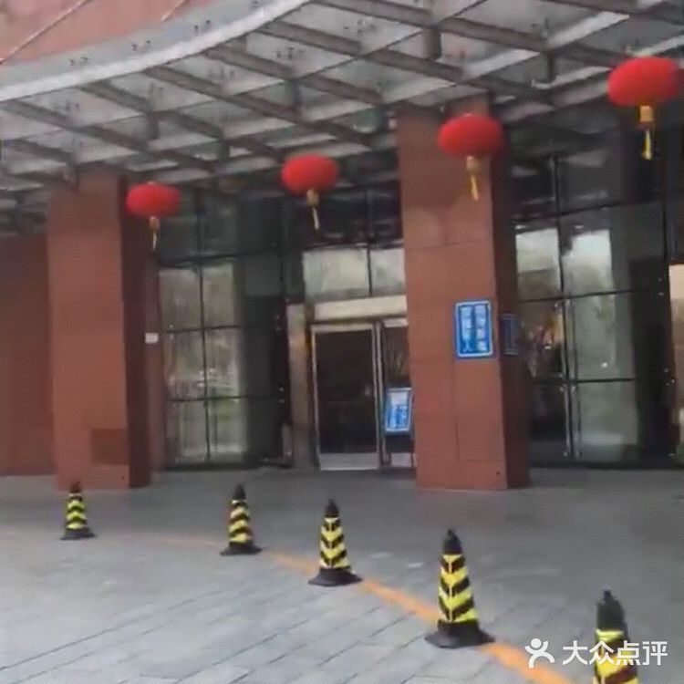 进了医院大门后，门口的保安先给测量了一次体温