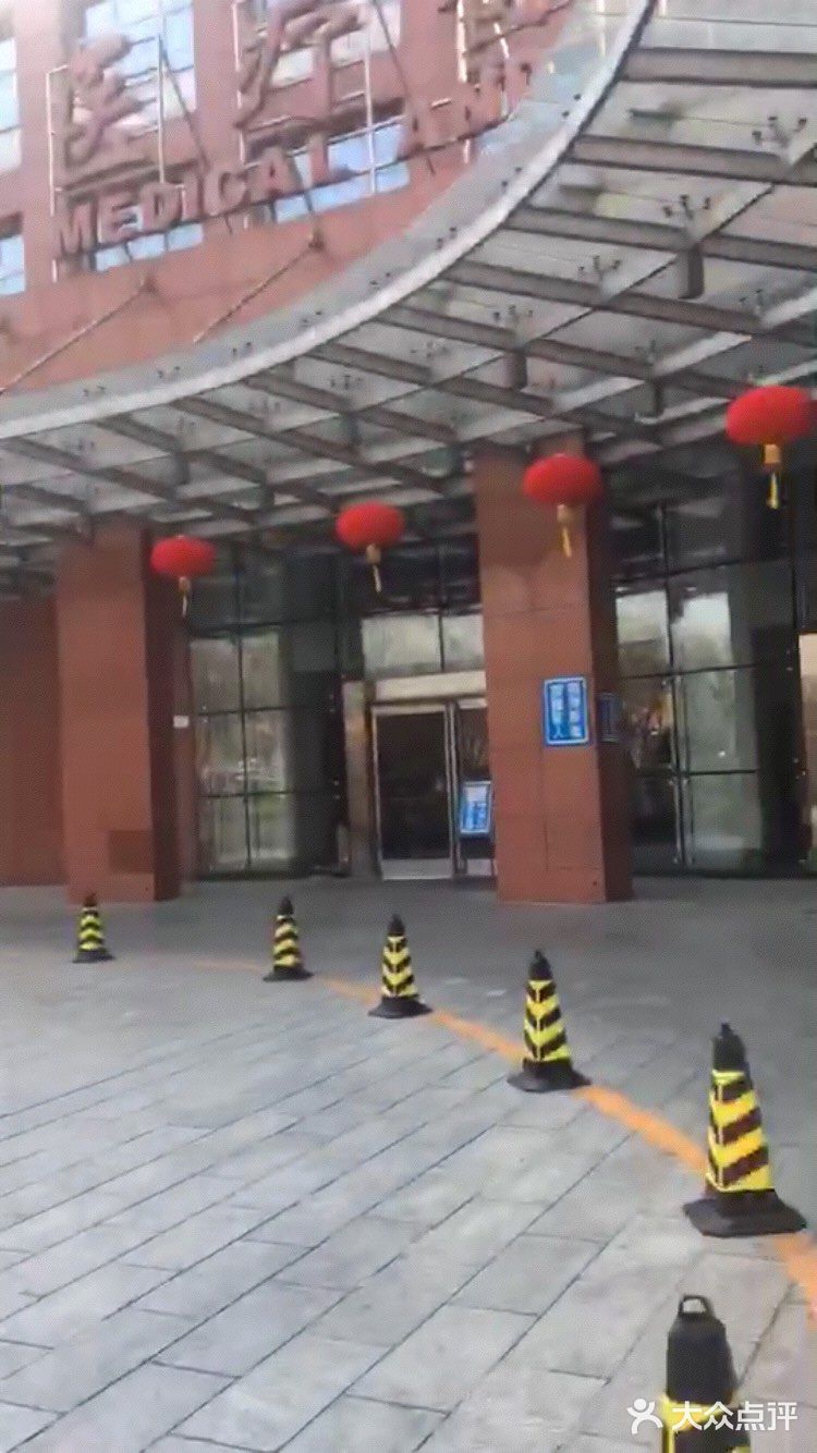 进了医院大门后,门口的保安先给测量了一次体温