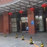 进了医院大门后,门口的保安先给测量了一次体温
