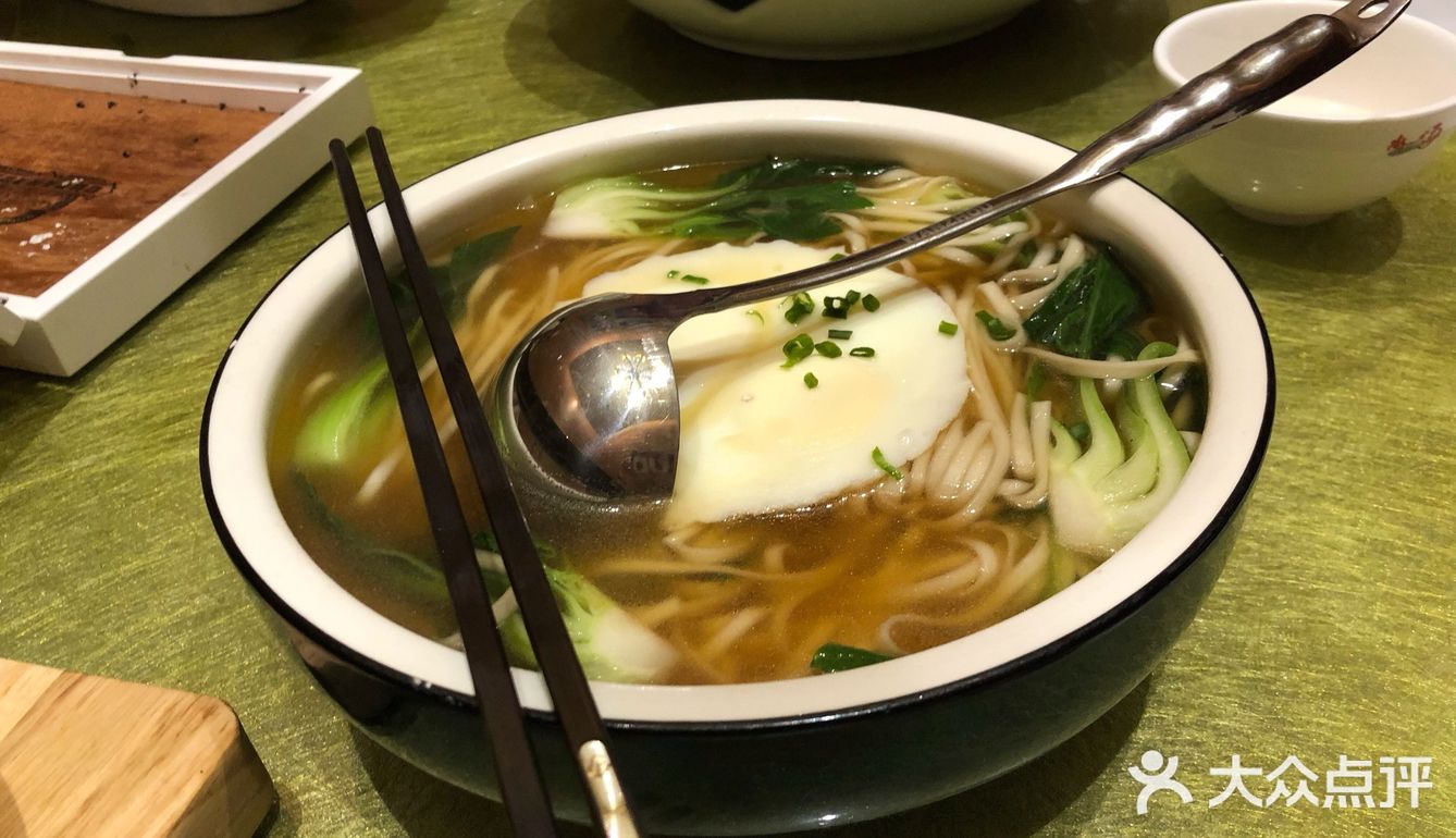 全部是虾肉，弹牙，说明虾很新鲜，配上甜辣酱