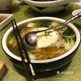 全部是虾肉，弹牙，说明虾很新鲜，配上甜辣酱