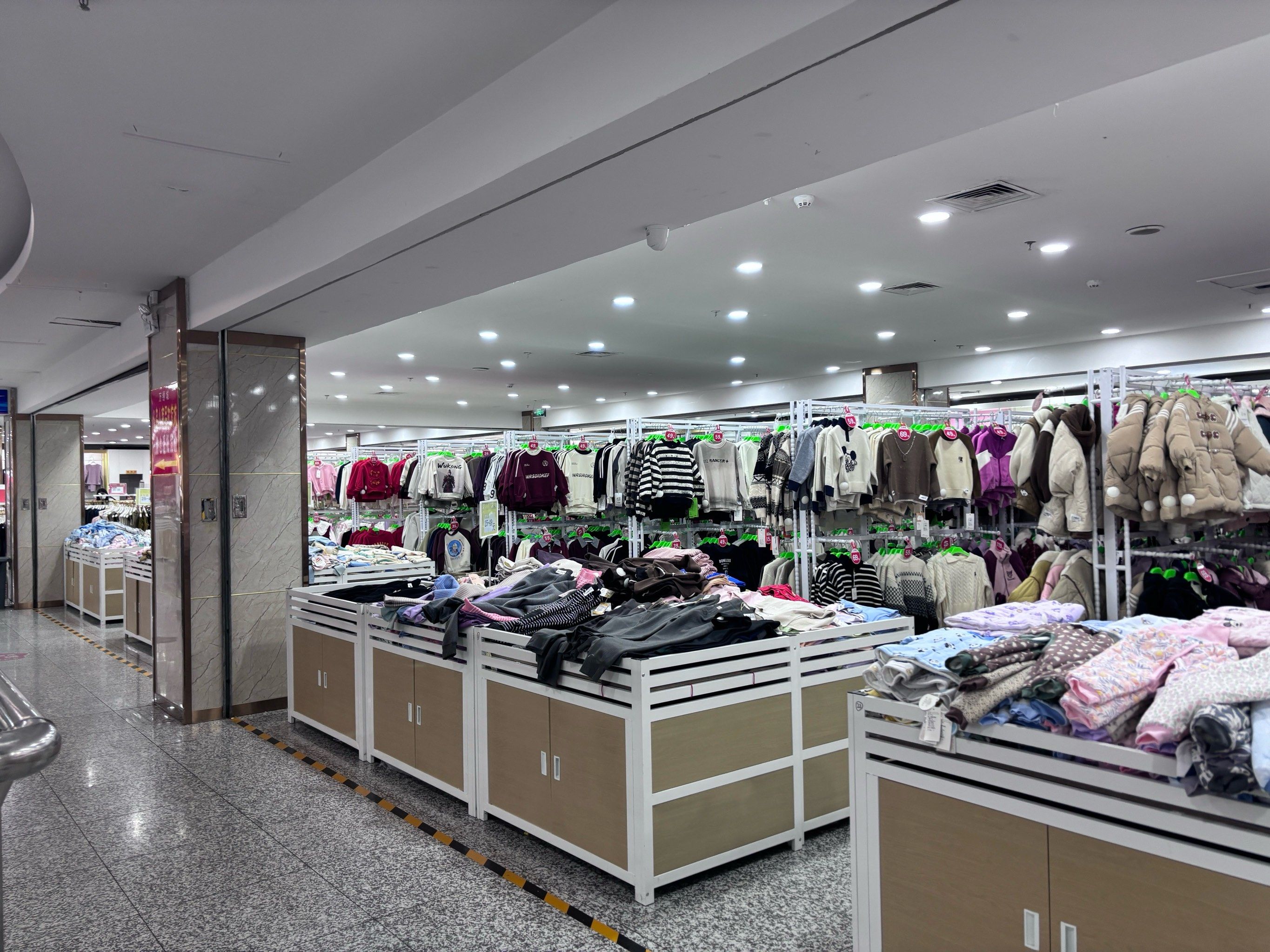 0元玩转这座城万汇商场三层的服装店,一