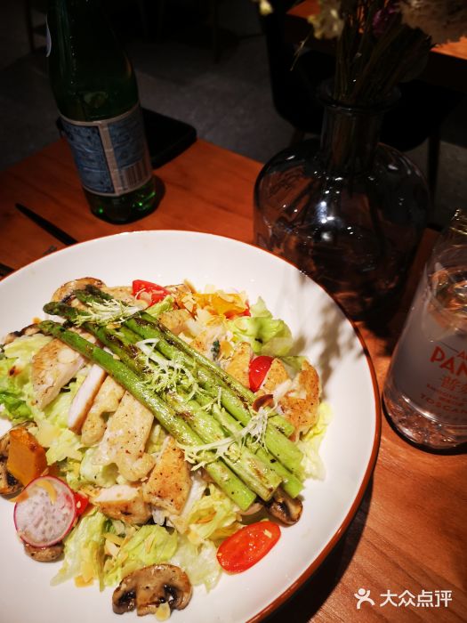 POKEE VIA&Brunch·维娅(重庆来福士店)香煎鸡肉芦笋沙拉图片