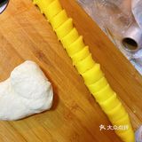 用保险膜封住，用叉子在保险膜上戳几个洞