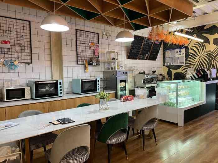 雾茉日式蛋糕店-"东郎院里,不起眼的门脸,店里很安静,下午.