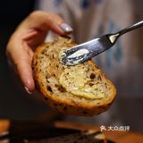 切成一段段很好入口 旁边是西西里小米做成的饼