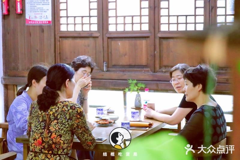 在荡口古镇景区内，都有民谣歌手随机地点驻唱