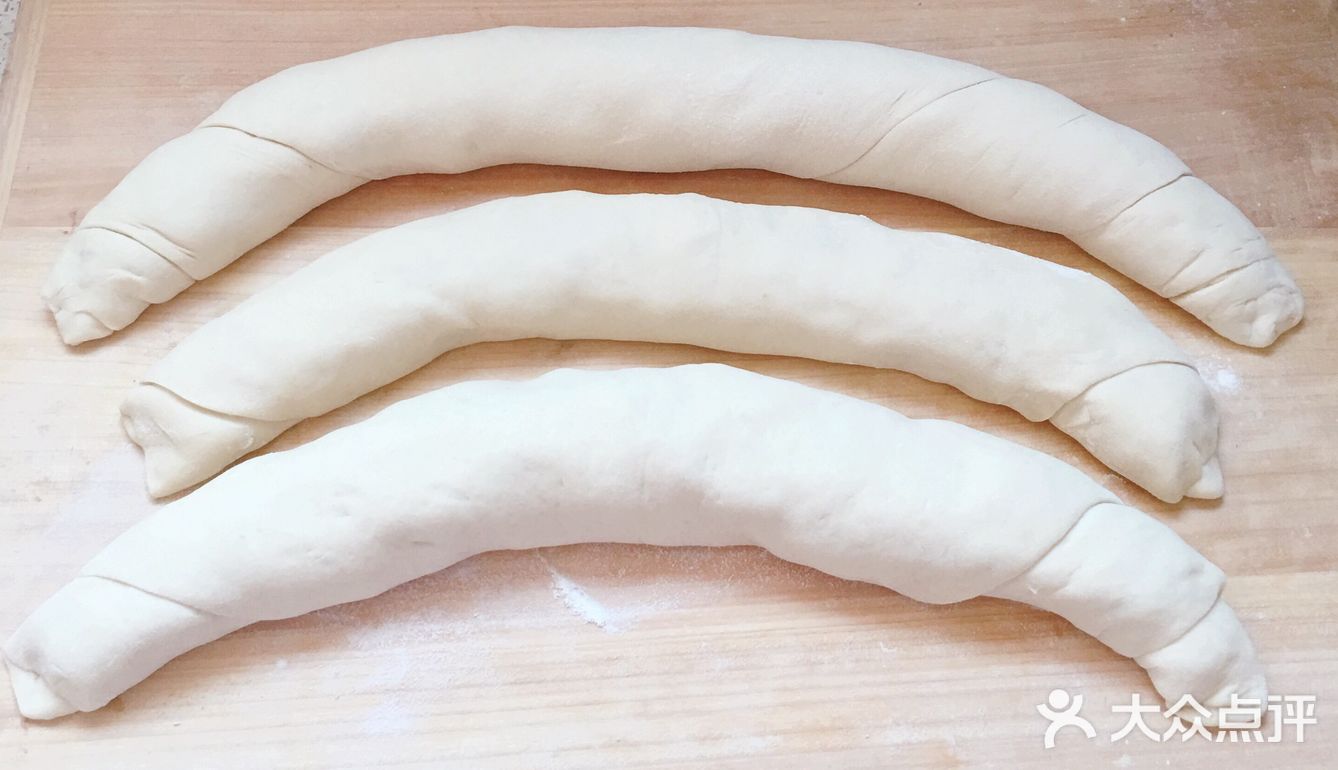 肉馅里的用料就根据自己的口味来定了，我喜欢放蚝油