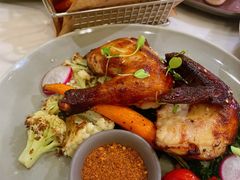 一只烤春鸡配紫薯-théATRE茶聚场·餐厅(环球金融中心店)