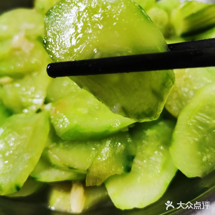 蒜蓉炒青瓜，虽然清淡，但和炎热夏天很配呀！[色]