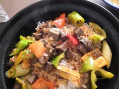红烧牛肉煲仔饭-阿法柯柴火鸡羊肉面片馆
