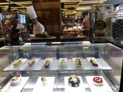 面包甜点陈列柜-大中华希尔顿酒店-念自助餐·嗨啤·小龙虾