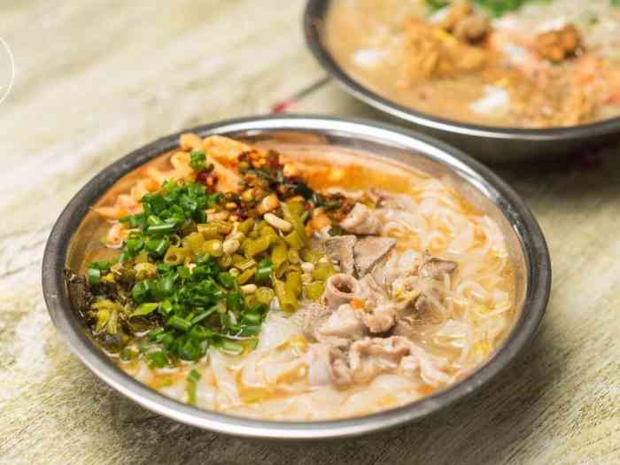 老河池煮粉-"这次吃的是鸿福小区的分店,除了粉,还有各.