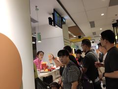 等位区-麦当劳(百联西郊购物中心店)