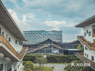 中国美术学院南山校区位于南山路218号，可以乘坐公交