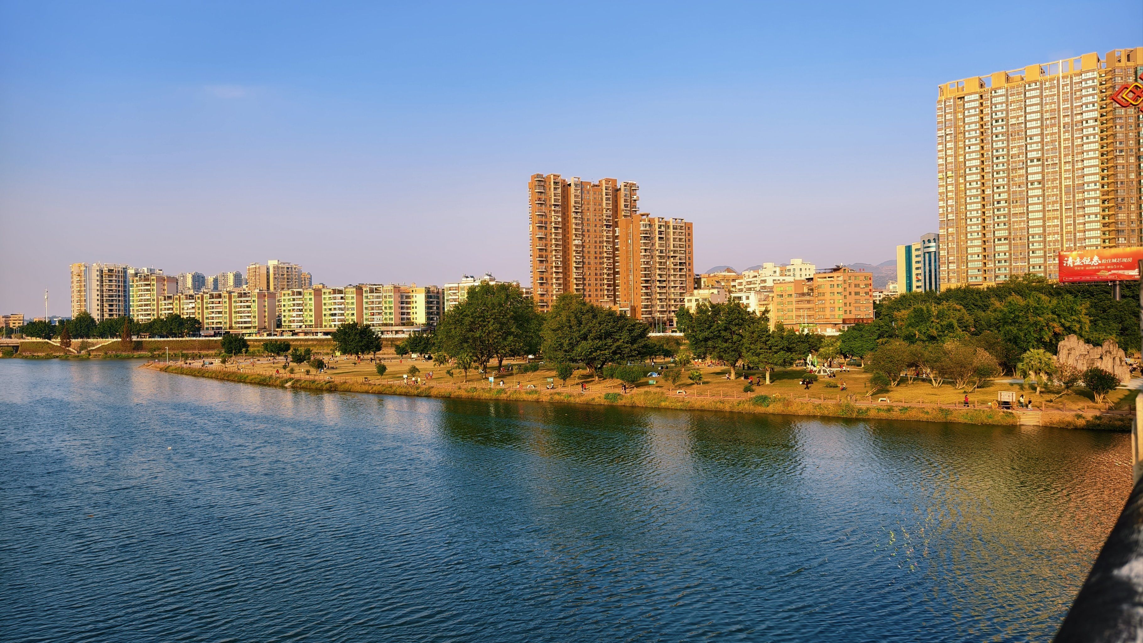 湖边小城悠闲时光