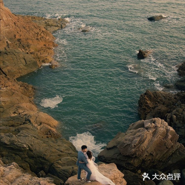 给大家分享一组旅拍风格的婚纱照客片