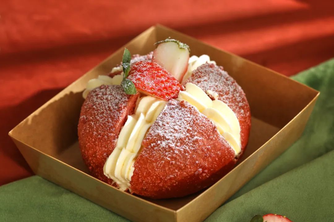 红丝绒草莓蛋糕,满满的草莓感