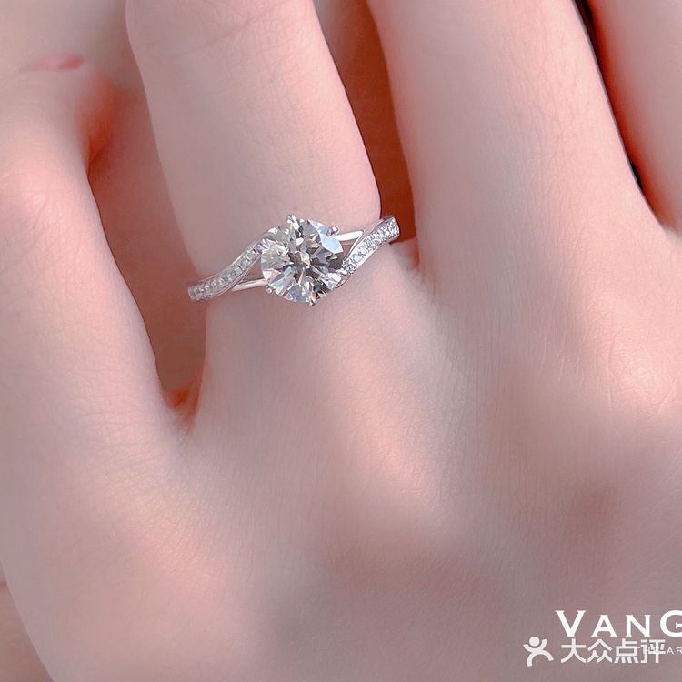青岛钻戒💍你是心头一热，也是不动声色