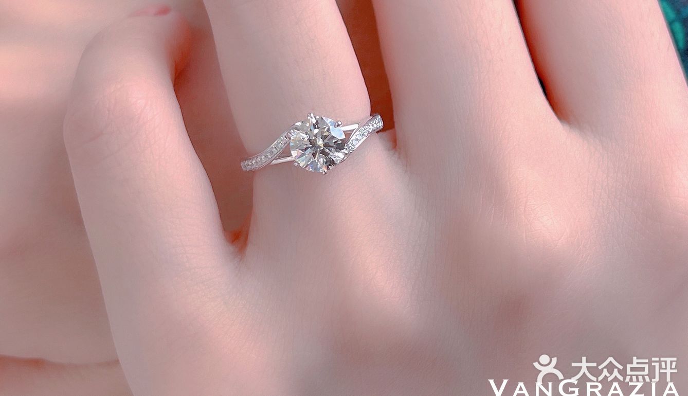 青岛钻戒💍你是心头一热，也是不动声色