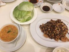 片皮鸭做的肉松，用圆白菜包着吃-利苑酒家(北角店)