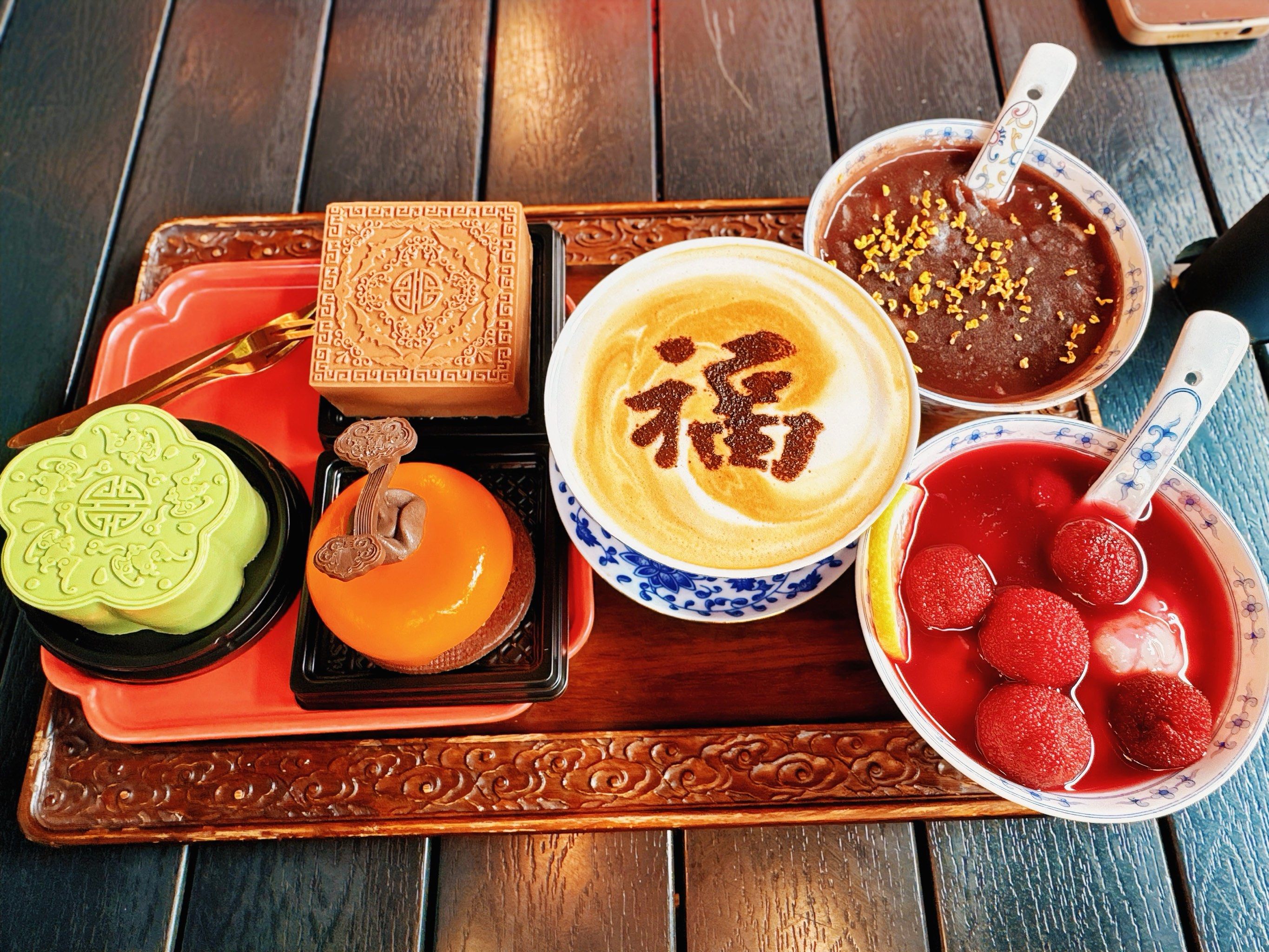 万福金春下午茶是一家极具特色的下午茶店,位于故宫坤宁东院,环境优雅