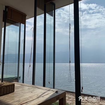 冬天非常温暖，基本保持在20度左右