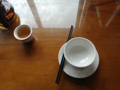 餐具摆设-临江餐馆二楼美食部落