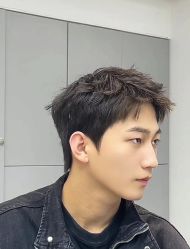 -一家只做男发烫染的店