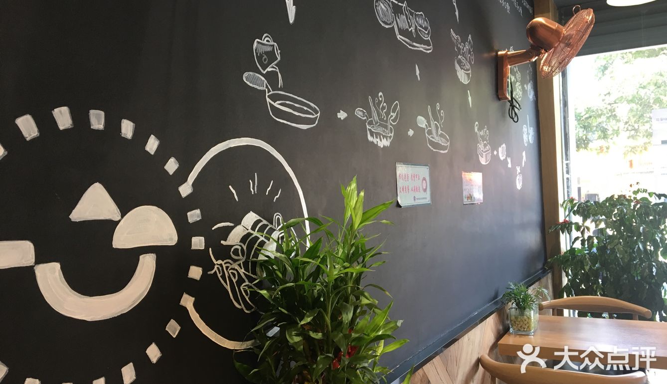 用芝麻、燕麦等五谷做的米浆，虽然小姐姐提醒了会烫口