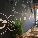 用芝麻、燕麦等五谷做的米浆，虽然小姐姐提醒了会烫口