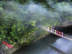 -燕子河大峡谷天坑仙境