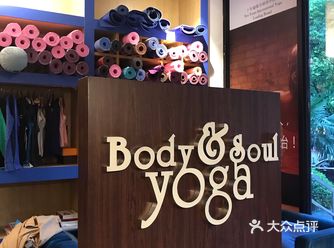 换衣洗澡啥的都有的，体验课的价格99块两节，有机会试试