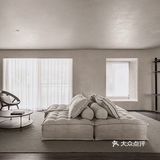 女主人邀请邻里朋友带孩子来家里社交玩耍时