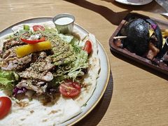 照烧鸡肉配牛油果拉法沙拉-HELLO 27 意面·沙拉·帕尼尼