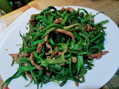 鲜豆角丝炒肉-姥姥家春饼店(佳亿时尚广场店)