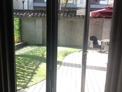 卧房内往庭院看-扬州东关街文昌阁桔子水晶酒店