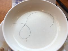 点了一锅鱼&nbsp;结果吃到一半拉了根长头发&nbsp;请问女厨师不戴帽子吗？问其怎么解决，竟然说你们家做饭也会吃出头发吧。！真是厉害了-翠花老菜饺子馆(七宝店)