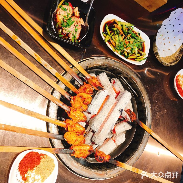 大口吃肉，竹签烧烤，怀抱火炉吹空调，这就是夏天的味道！