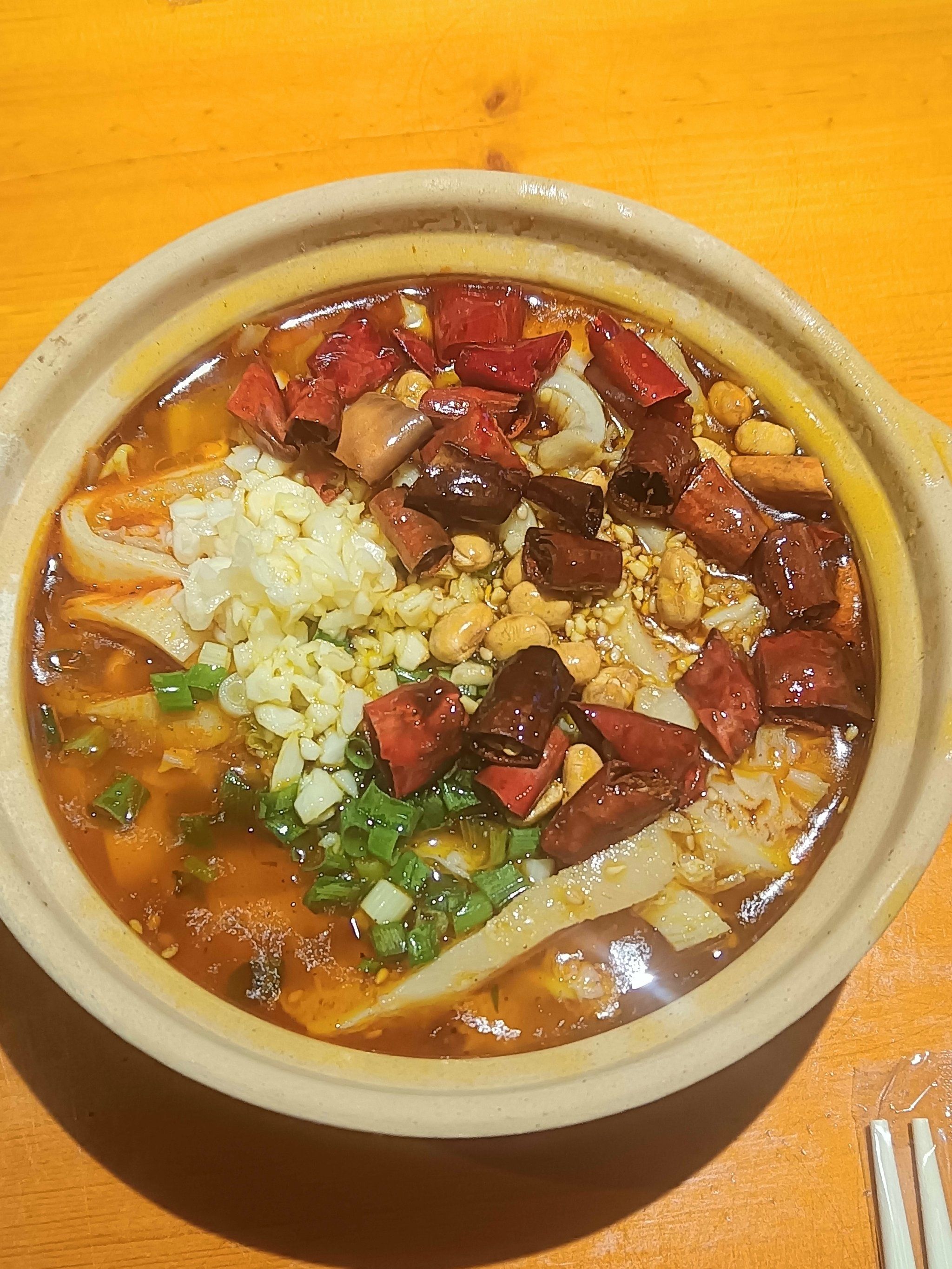 花胶鸡打边炉的口味鲜美,鸡肉鲜嫩多汁,搭