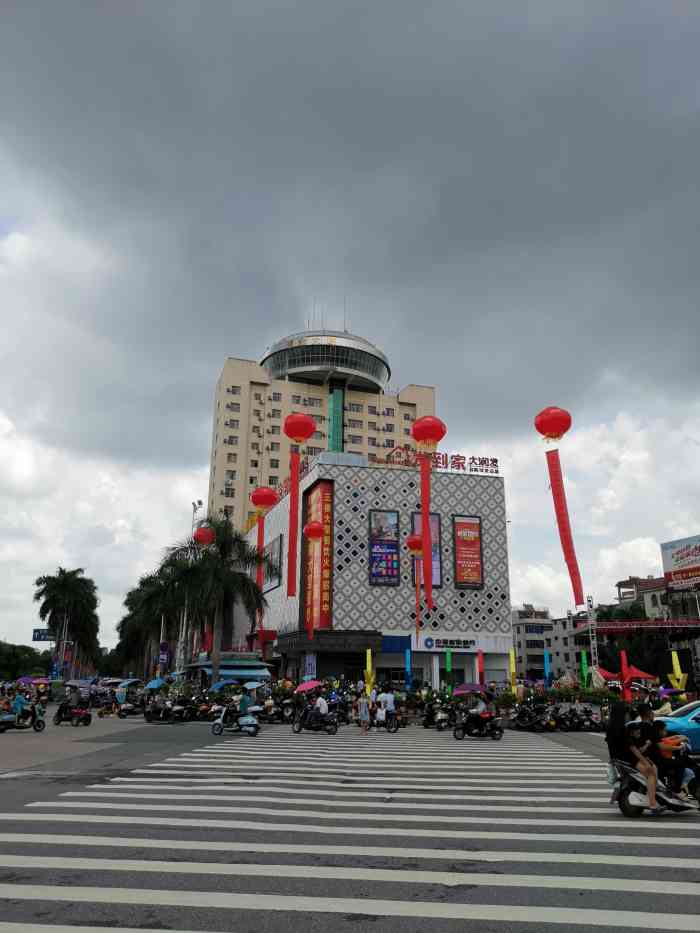 百家惠超市-"这个超市在合浦县城,二楼有些地方都在装修.