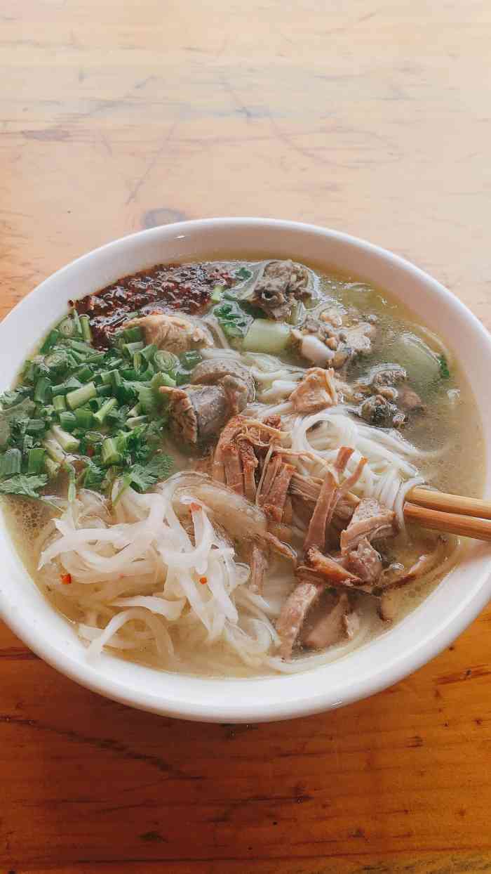 打分 本地人才来的小店,老板很和气,洱丝好吃,加了土鸡冒头,两个糖水