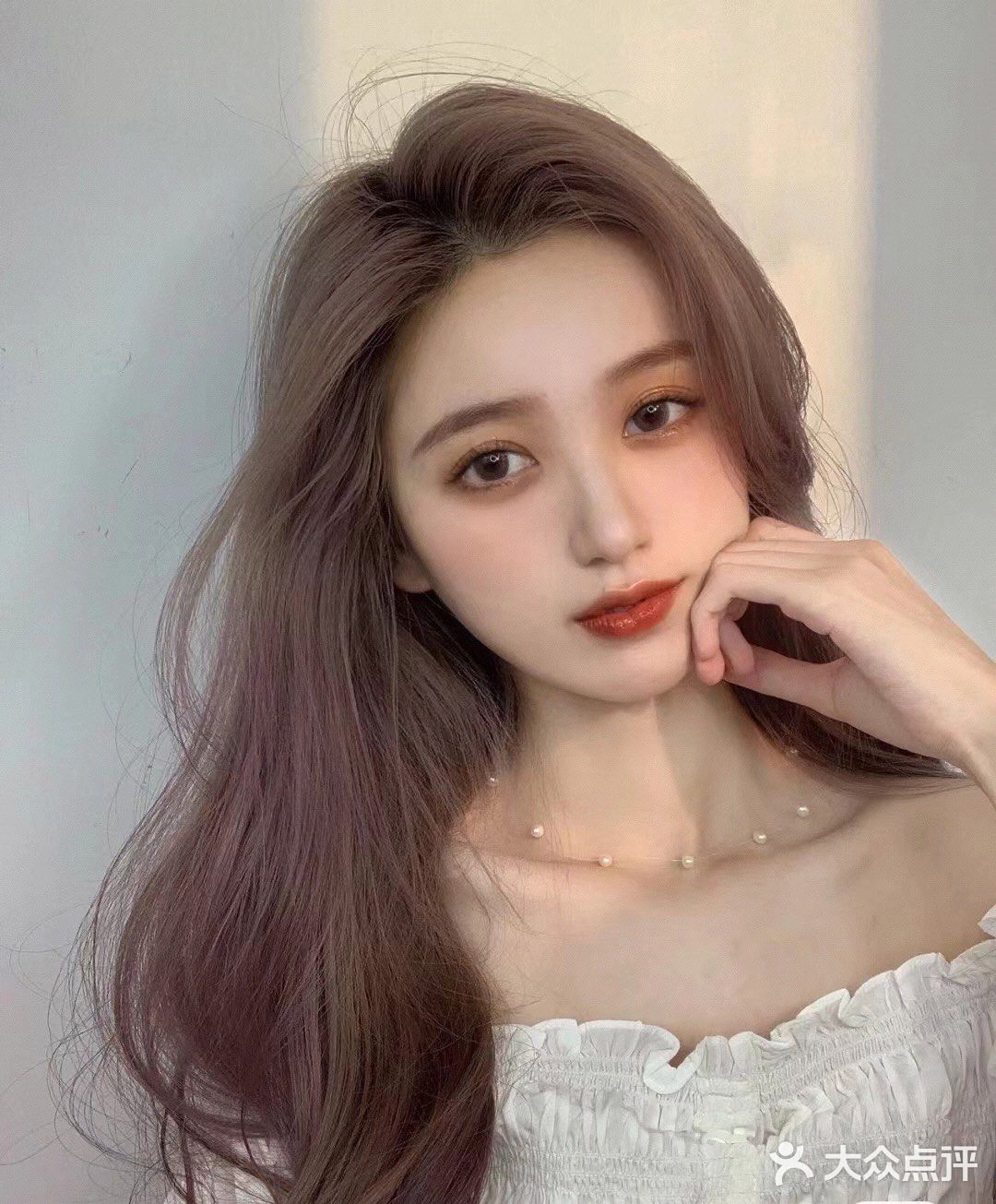 超级显白的发色。