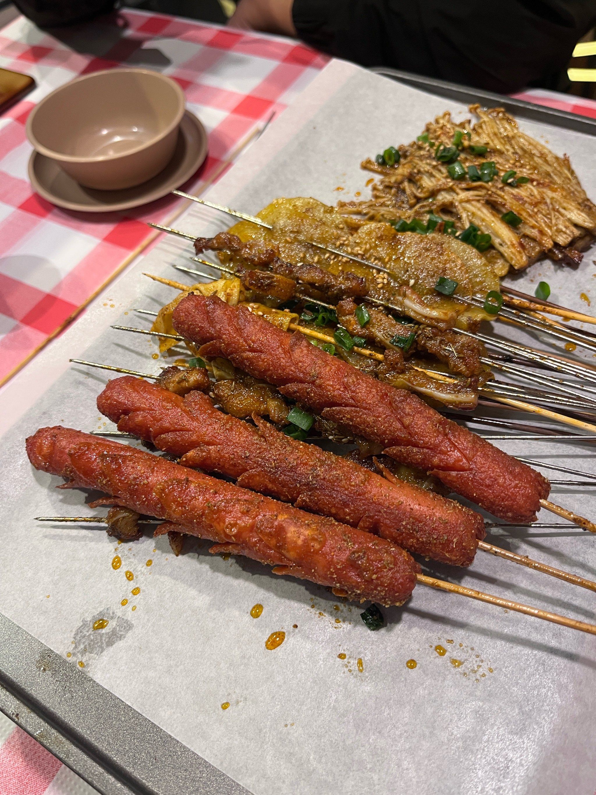 来这家烧烤店!烤火腿肠是每次来都会点的哟!