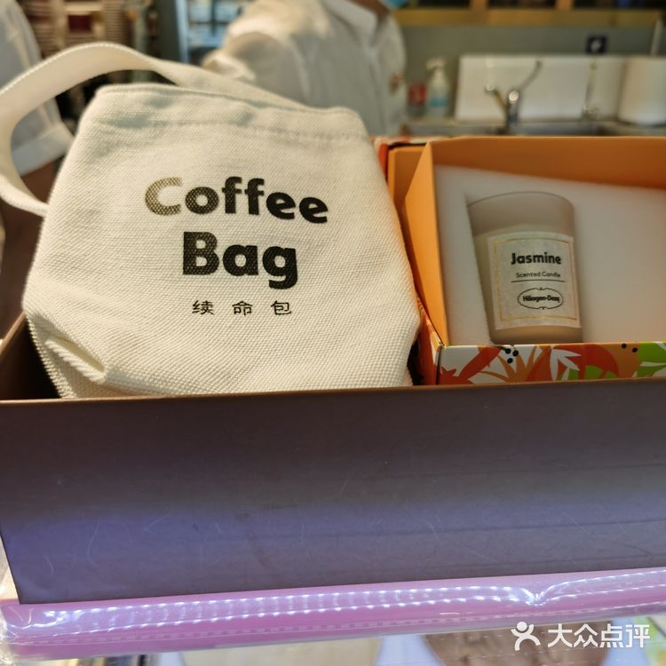 服务不错，包装盒很好 干冰也很给力，差不多都可以保温